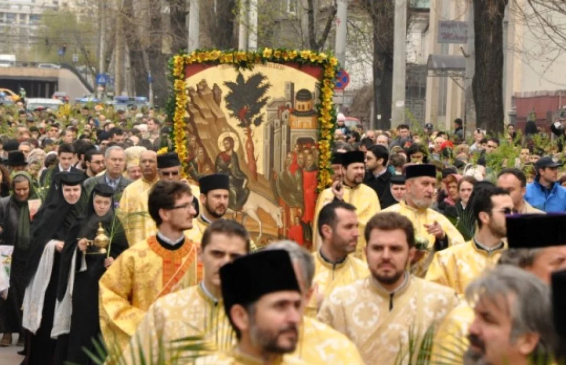 Mii de credncioşi se adună la pelerinaje