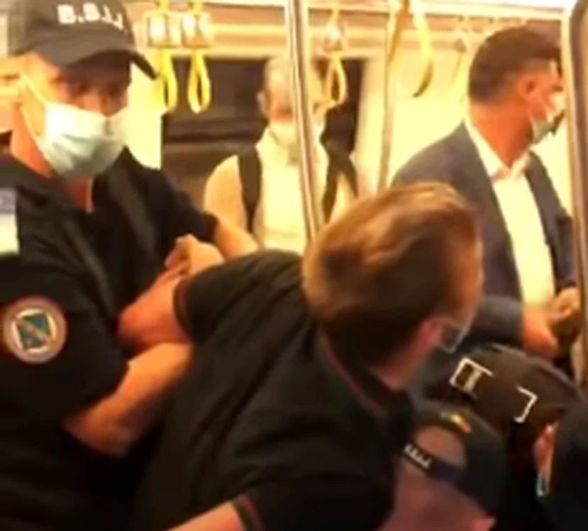 
    Un tânăr care nu purta corect masca a fost imobilizat de patru jandarmi în metroufoto: captură/YouTube  