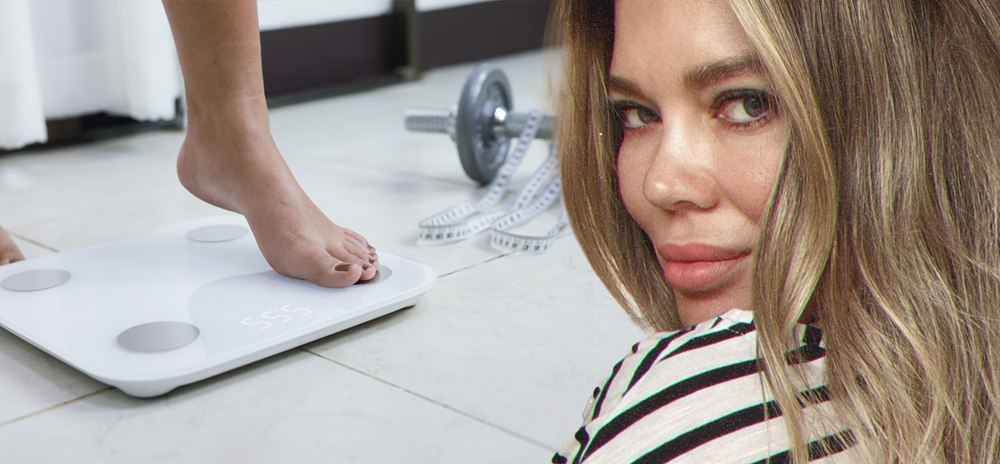 Gina Pistol pregătind o porție sănătoasă cu brânză cottage, fructe de pădure și migdale, parte din dieta ei zilnică pentru slăbire sănătoasă. | sursa foto: Click