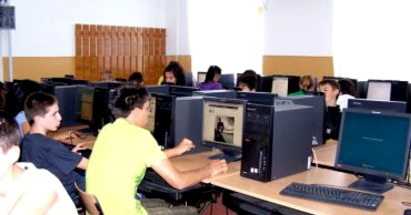 Târgu-Jiu: 23 de elevi de la Grupul Şcolar Bârseşti vor primi ajutor bănesc