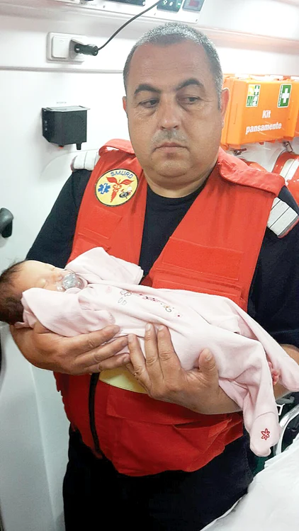 Bebeluşul a fost preluat de paramedicii SMURD