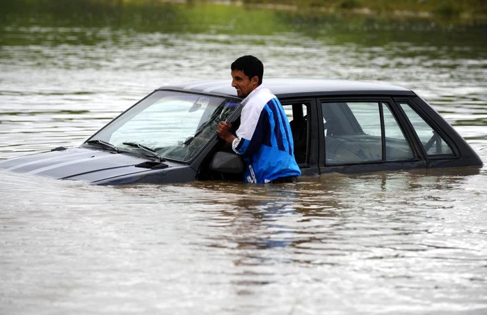 
    Un adintre cele mai afectate zone este nordul Ungariei - imagine surprinsă în oraşul Alsovadasz (foto: Reuters)  