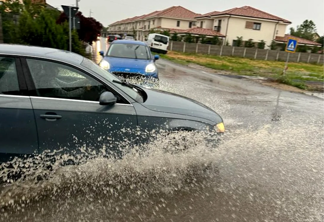 Stradă din Dumbrăvița, județul Timiș, indundată în urma unei ploi FOTO Cititor „Adevărul”