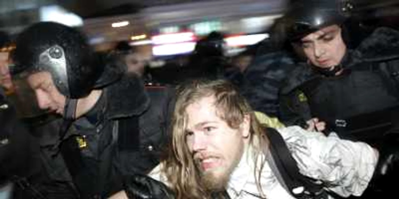 Cei ce nu susţin puterea nu ies la vot, spune Boris Kagarlitsy. Ce care ies şi protestează sunt arestaţi de poliţie, după cum se vede în foto. 