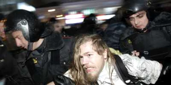 Cei ce nu susţin puterea nu ies la vot, spune Boris Kagarlitsy. Ce care ies şi protestează sunt arestaţi de poliţie, după cum se vede în foto.