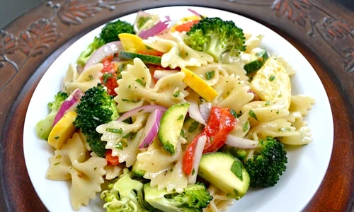 Salata de vara cu paste si legume jpeg