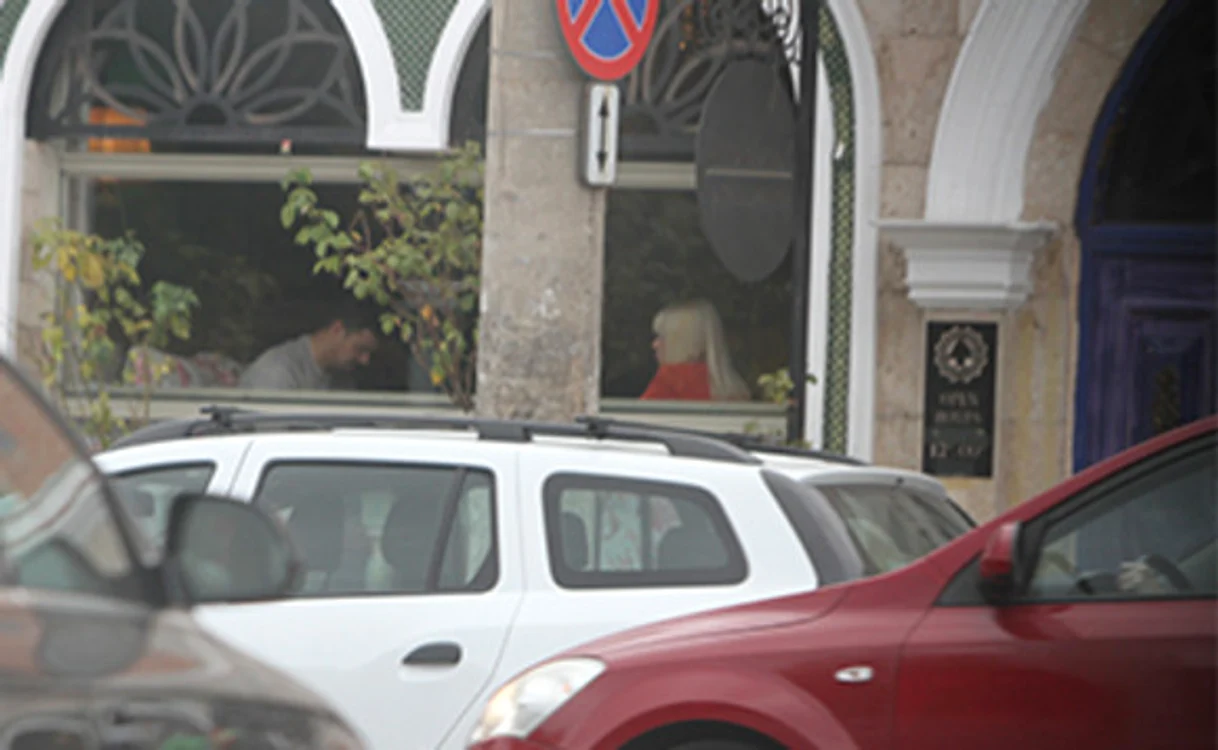 
    Au stat mai mult de o oră la masăFoto: blitz  