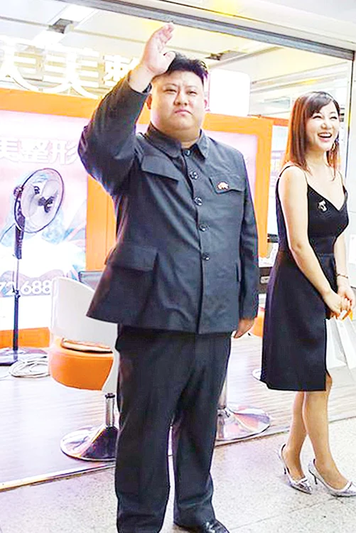 
    Wang Lei îl imită pe idolul său, Kim Jong-un,  la salut, la îmbrăcăminte, şi la tunsoare  