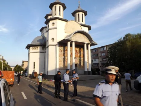 o paraşută a căzut în faţa unei biserici din turnu severin FOTO Corina Macavei 