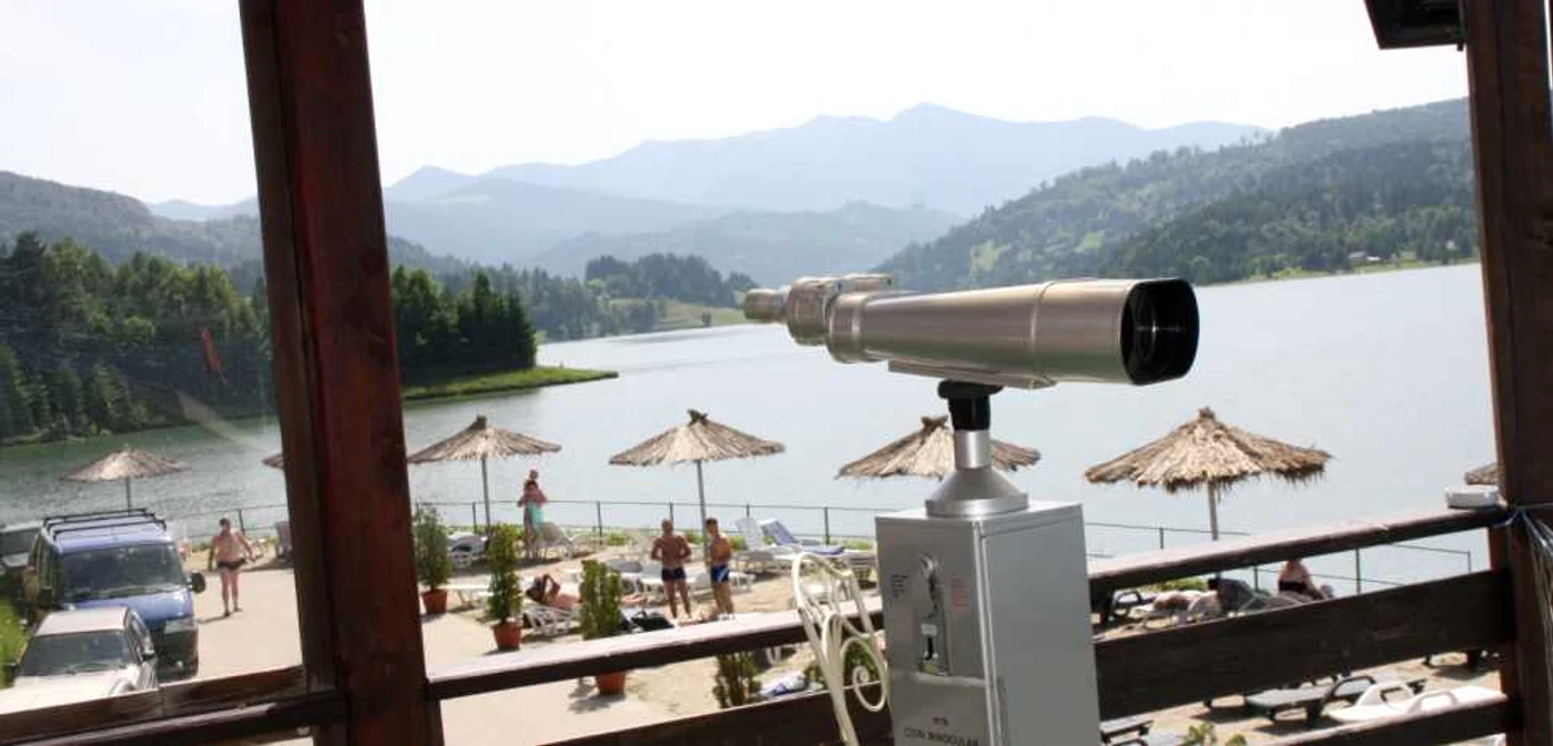 Hotelierii din zonă au amenajat plaje artificiale, care te duc cu gândul la litoralul românesc FOTO: Bianca Sara