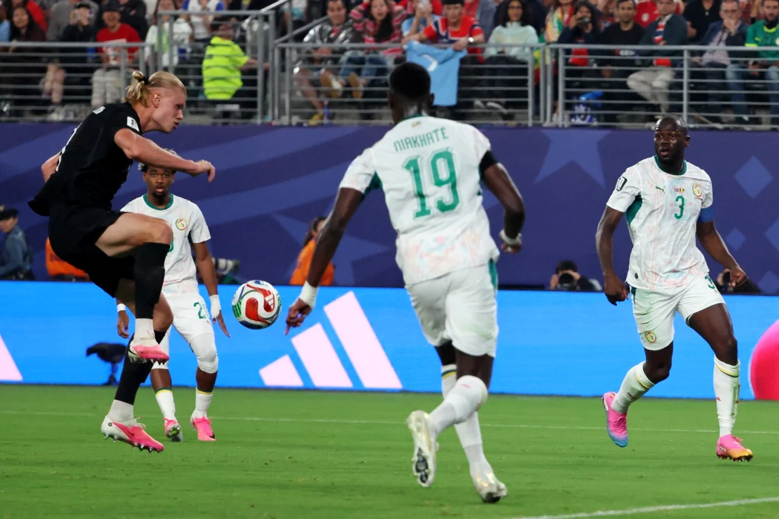 Haaland a scăpat de marcajul făcut de africani și a reușit „o dublă” (Foto: EPAImages)
