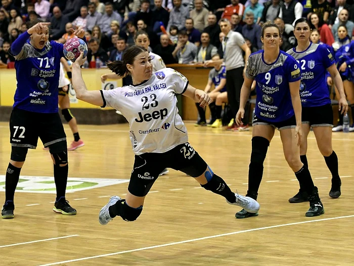 
     Fostă jucătoare la CSMB, Irina Glibko a marcat douăsprezece goluri pentru Vâlcea în derbyFoto: Sport Pictures  