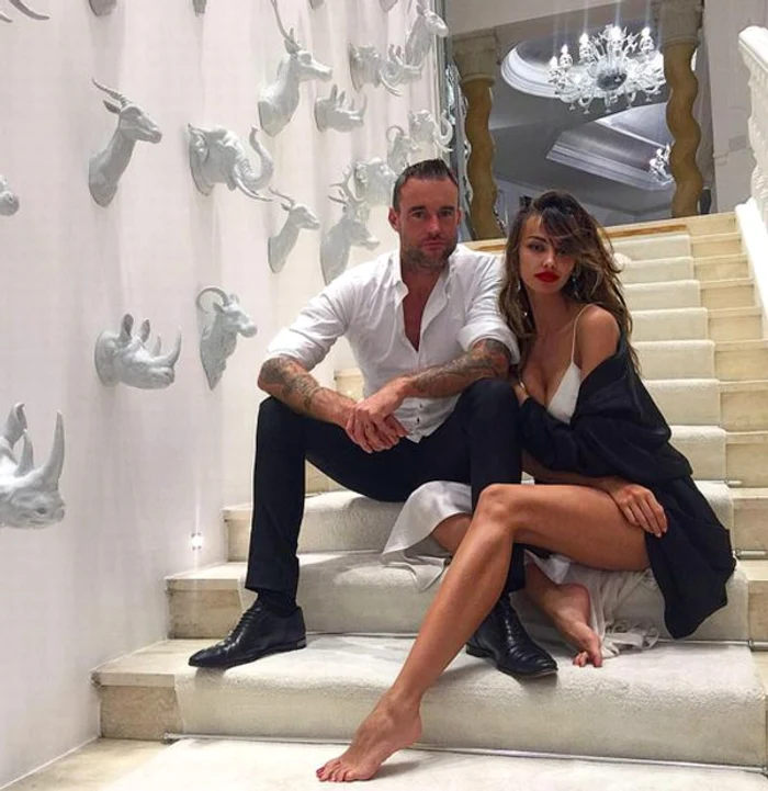 Philipp Plein şi Mădălina Ghenea s-au fotografiat pe treptele vilei lângă un perete "tapetat" cu animalefoto: arhiva personală
