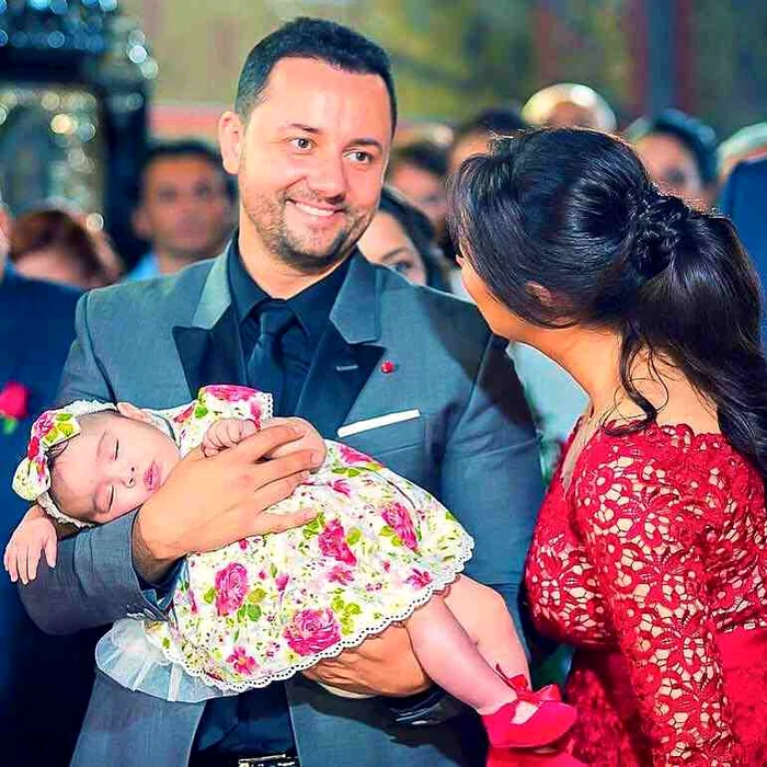Fetiţa cea mică a lui Pepe a dormit ca un îngeraş în braţele lui Cătălin MăruţăFoto: arhiva personală