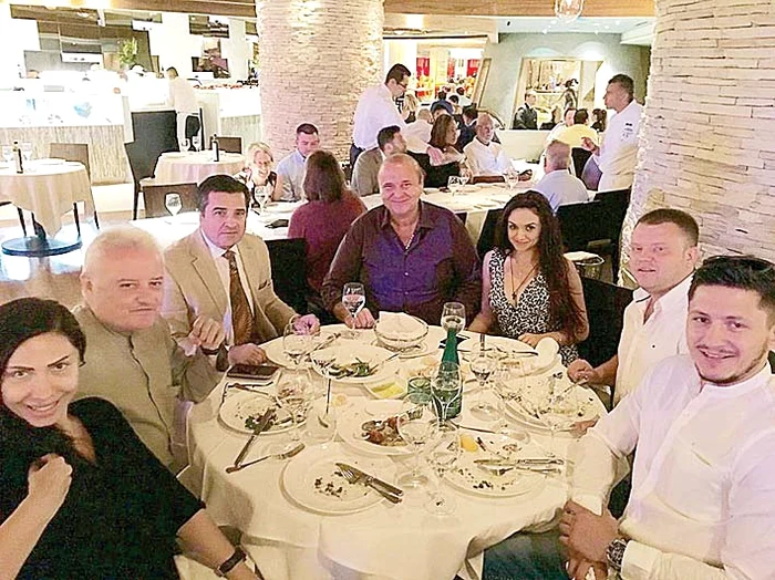 O nouă seară, o nouă petrecere. De această dată în Las Vegas, alături de mai mulţi prieteni, după concertul lui Jennifer Lopez