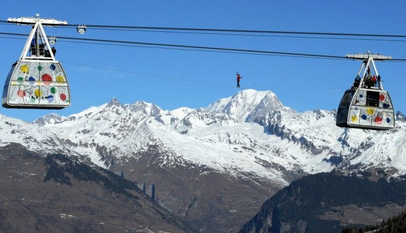 Julien Millot a efectuat numărul de echilibristică având ataşat un cablu de salvare (Foto: AFP)