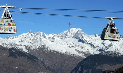 Julien Millot a efectuat numărul de echilibristică având ataşat un cablu de salvare (Foto: AFP) jpeg