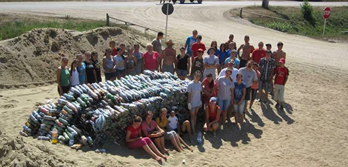 Flacoanele au fost umplute de nisip de voluntarii Agenţiei de protecţie a mediului în cadrul unei tabere la o balastierădin judeţ - foto: ecosun.ro