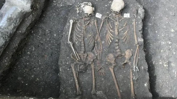 Scheletele a doi tineri care se ţin de mână, din epoca medievală, descoperite de arheologi la Cluj: "Este un caz ciudat, un fel de Romeo şi Julieta" jpeg