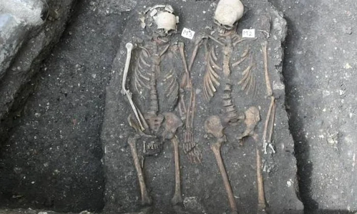 Scheletele a doi tineri care se ţin de mână, din epoca medievală, descoperite de arheologi la Cluj: "Este un caz ciudat, un fel de Romeo şi Julieta" jpeg