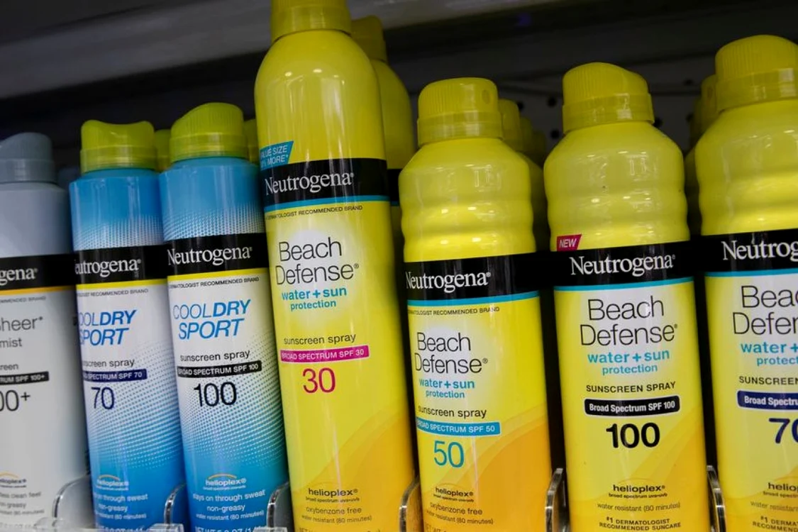 Gigantul farmaceutic Johnson&Johnson a retras de pe piaţă cinci tipuri de cremă pentru protecţie solară Neutrogena şi Aveeno. FOTO: Arhivă