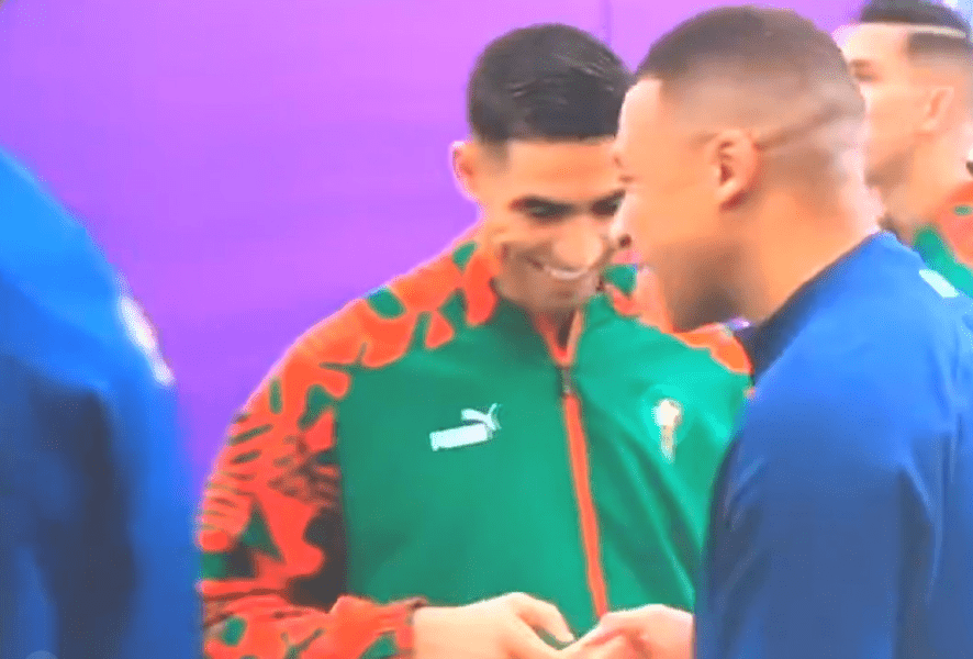 Cum au fost surprinși Mbappe și Hakimi înainte de startul partidei Franța - Maroc. Imaginile au strâns peste 2.4 milioane de vizualizări