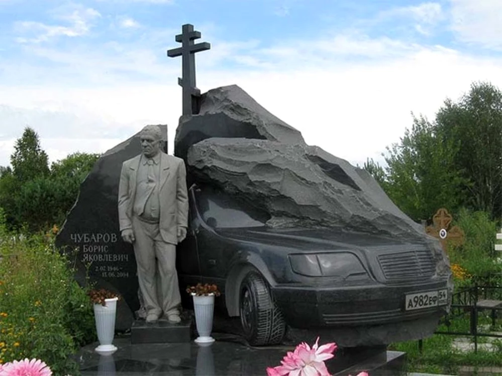 Un bolid de lux îngropat parţial într-un bloc de marmură, alături de sculptura celui care a condus-o în timpul vieţii. FOTO viralnova.com