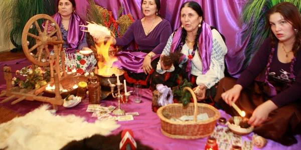 Femeile, ştiind că sunt urmărite, îşi joacă aşa-zisul ritual ca pe o piesă de teatru