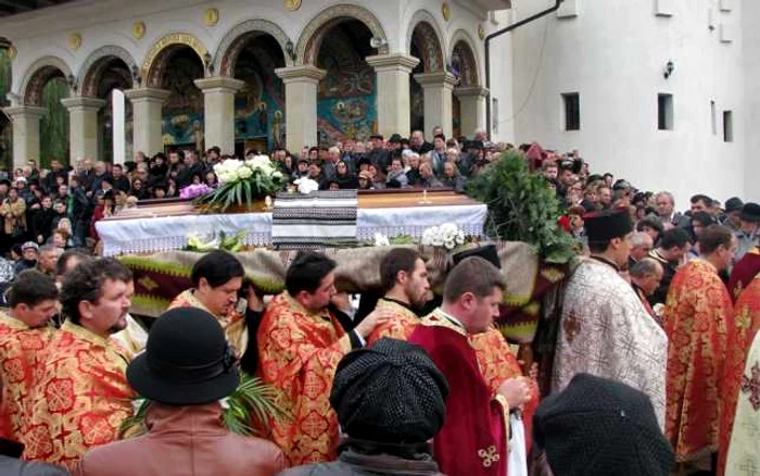 Un sobor de 150 de preoţi l-a condus pe ultimul drum pe Vasile Nuţu. FOTO: obiectivdesuceava.ro