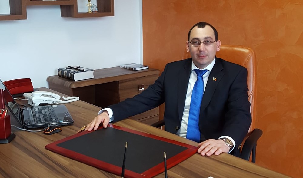 Pedeapsă pentru primarul care a mobilat două cămine culturale fără licitație, la un preț dublu față de cel al pieței