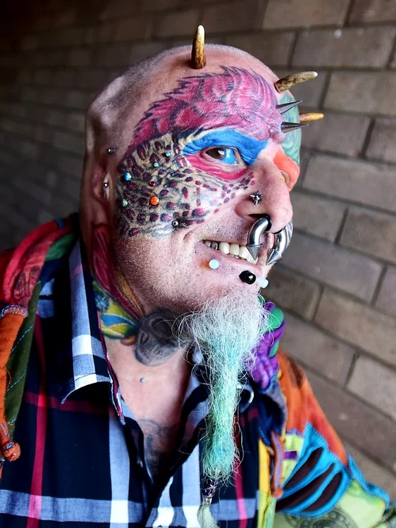 Bărbatul și-a tatuat până și globurile oculare