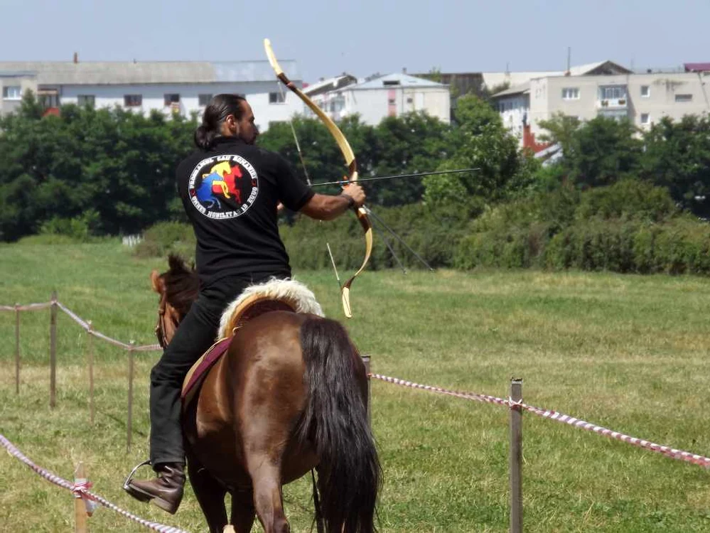 Denis Ştefan a făcut la Rădăuţi o impresionantă demonstraţie de tras cu arcul din goana calului 