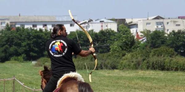 Denis Ştefan a făcut la Rădăuţi o impresionantă demonstraţie de tras cu arcul din goana calului 