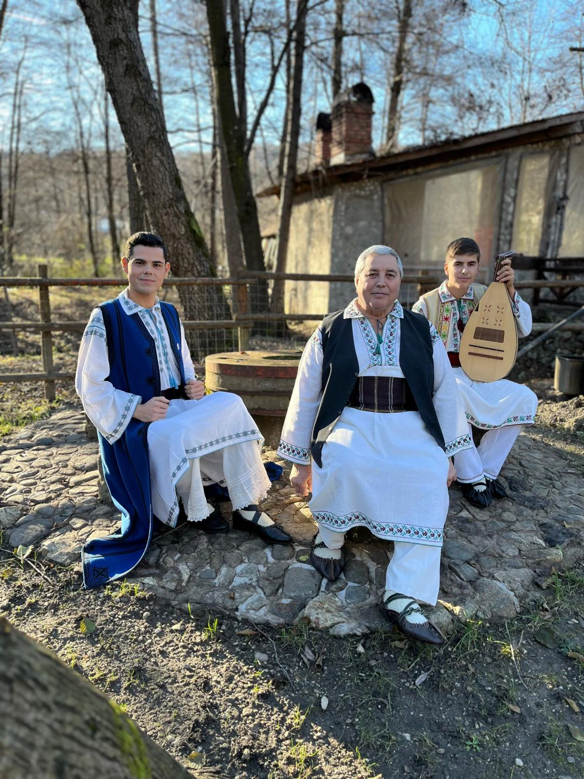 Povestea tânărului care readuce colindul la ușa caselor din sudul Olteniei. „M-am îndrăgostit de cultura tradițională”