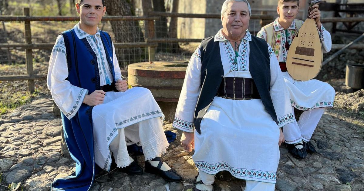 Povestea tânărului care readuce colindul la ușa caselor din sudul Olteniei. „M-am îndrăgostit de cultura tradițională”