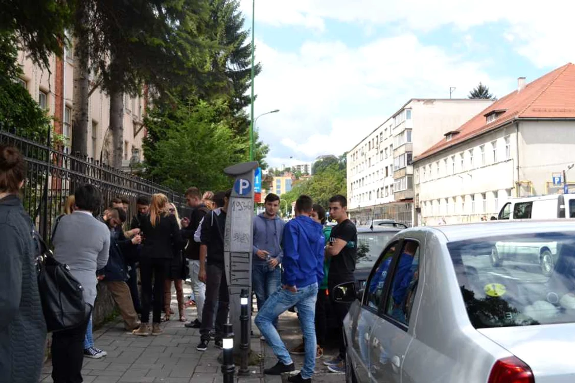 Elevii au ieşit bucuroşi din sala de examen şi au discutat intens subiectele. FOTOSimona Suciu.