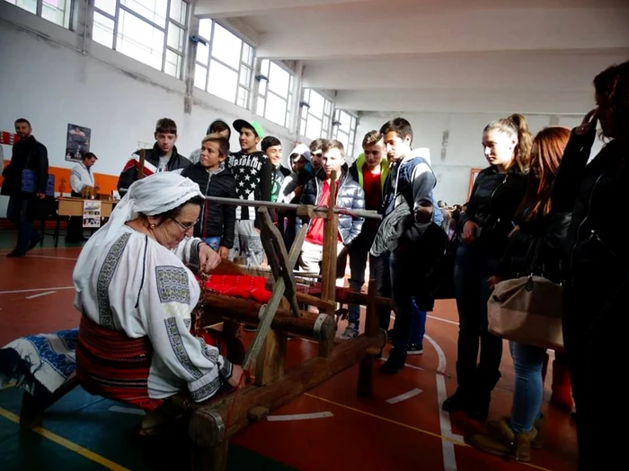 Olga Filip, arătându-le „pe viu“ elevilor de astăzi cum ţeseau bunicile FOTO: Adevărul