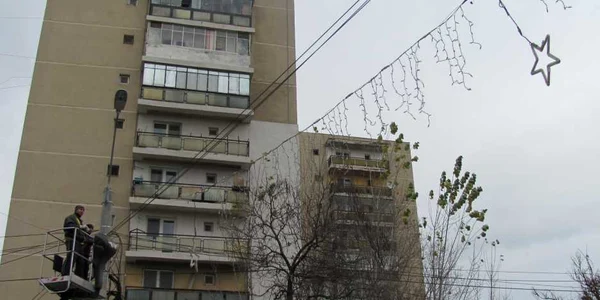 Muncitorii au lucrat de zor la împodobirea oraşului Foto: Mădălin Sofronie 