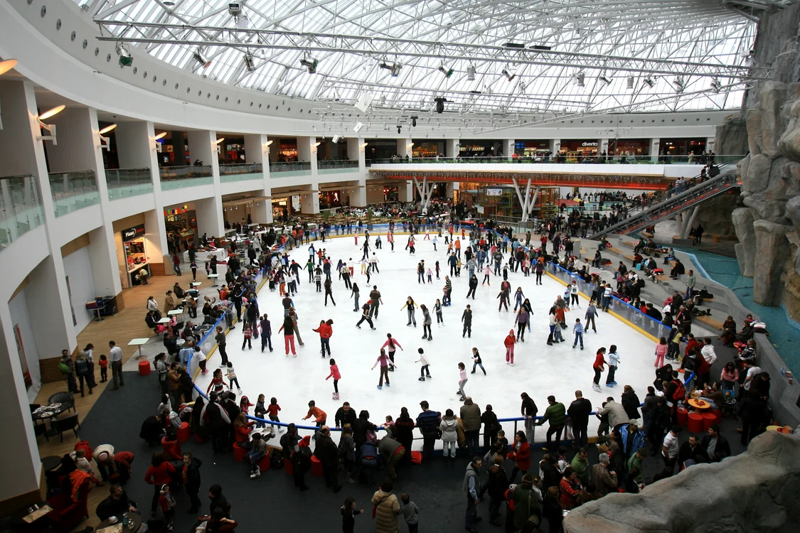 Cotroceni on Ice e atracţia favorită a bucureştenilor care merg în mall-ul din Cotroceni