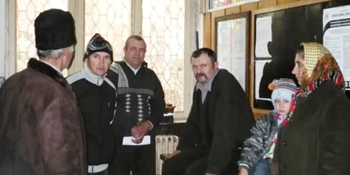 Sucevenii care-şi scot buletinul stau înghesuiţi într-o mică sală de aşteptare