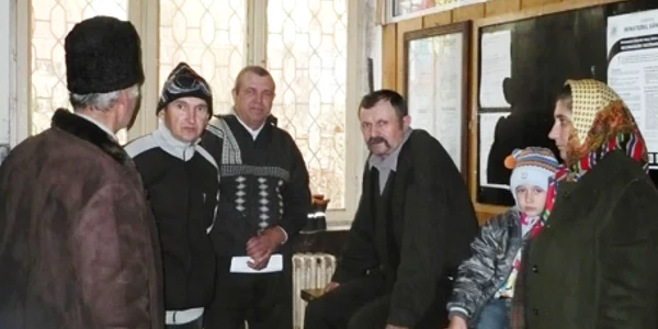 Sucevenii care-şi scot buletinul stau înghesuiţi într-o mică sală de aşteptare