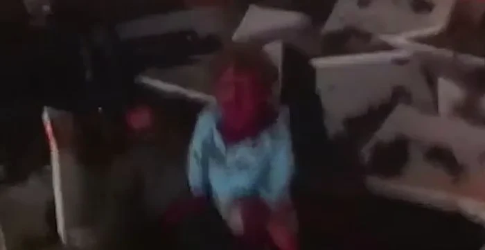 O copilă a fost surprinsă în timp ce plângea disperată deasupra mamei moarte