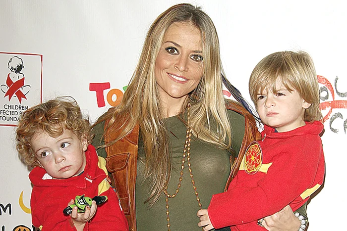 Brooke Mueller (38 de ani), cu gemenii Max şi Bob