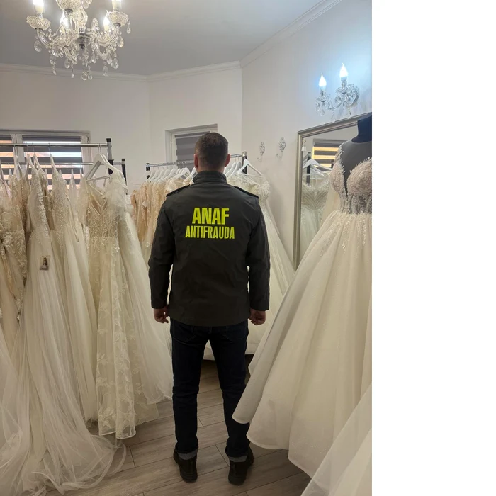 Un inspector de la Antifraudă printre umerașele cu rochii de mireasă