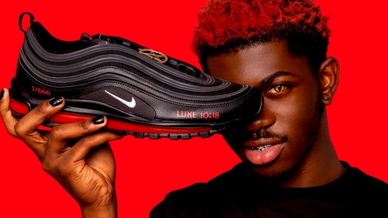 Adidaşii lui Satan au fost lansaţi luni de grupul de artişti din Brooklyn MSCHF şi rapperul Lil Nas X FOTO MSCHF via BBC