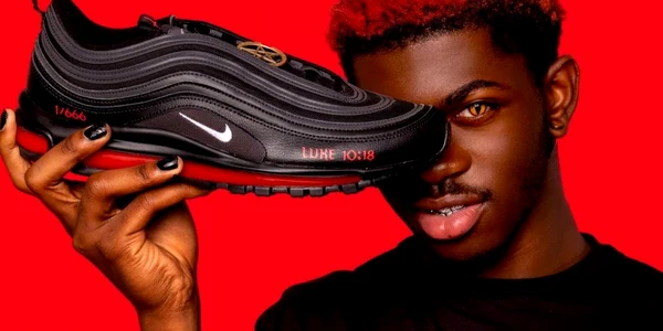 Adidaşii lui Satan au fost lansaţi luni de grupul de artişti din Brooklyn MSCHF şi rapperul Lil  Nas X FOTO MSCHF via BBC 