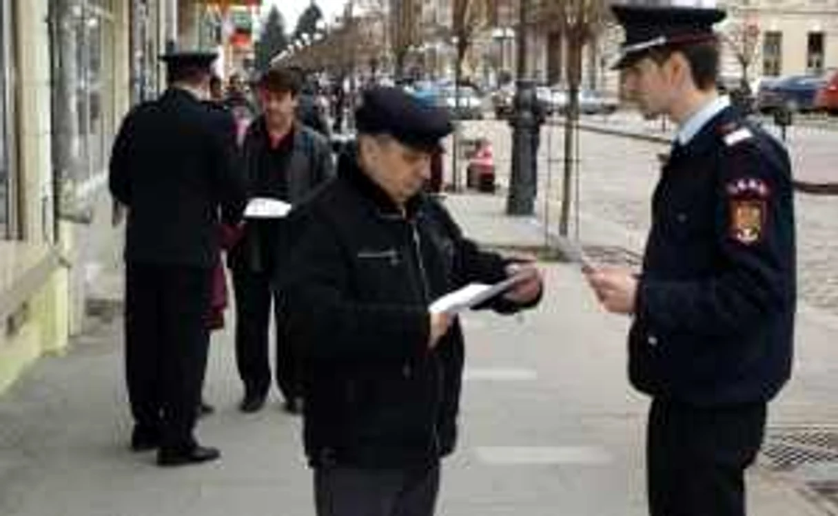 Pompierii au împărţit pliante referitoare la modul de apărare în caz de cutremur