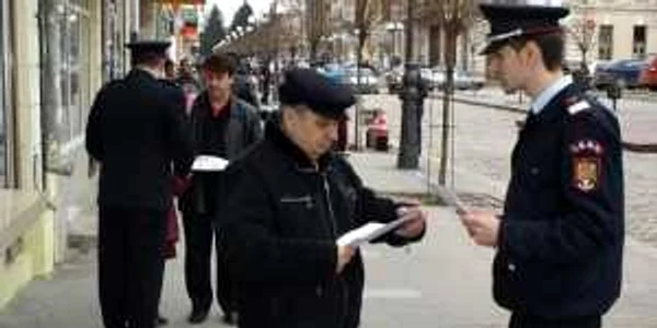 Pompierii au împărţit pliante referitoare la modul de apărare în caz de cutremur