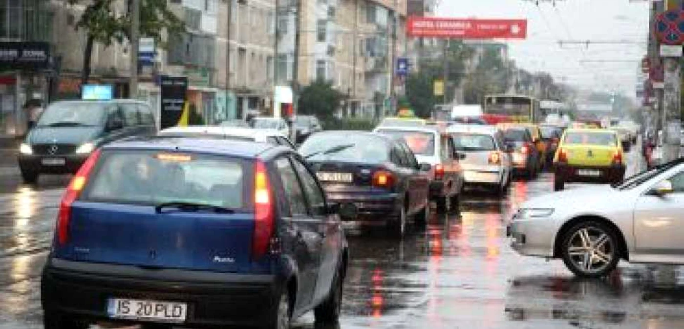 Iaşi: GALERIE FOTO Trafic infernal din cauza sărbătorilor oraşului