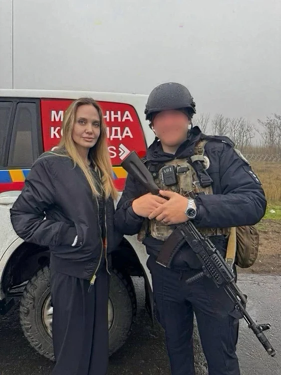 Angelina Jolie, alături de un soldat din Herson (Foto: X)